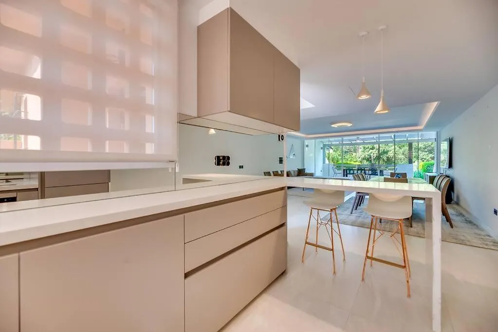 Luxury 5-Bedroom Townhouse In Puente Romano Marbella 0*,