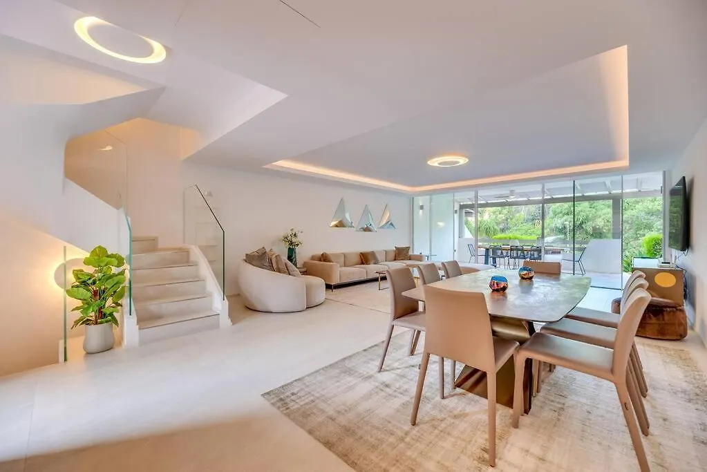 Luxury 5-Bedroom Townhouse In Puente Romano location