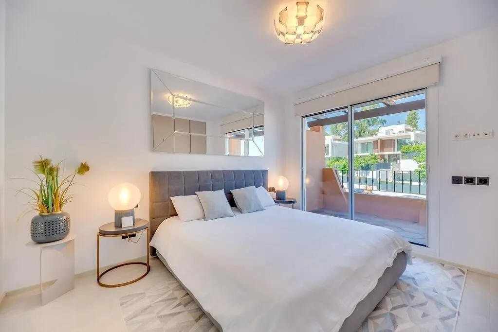 Villa Luxury 5-Bedroom Townhouse In Puente Romano Marbella